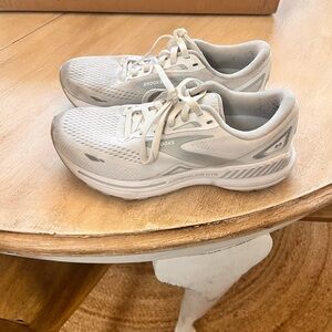 Brooks Adrenaline GTS White Running Shoes